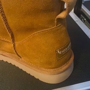 Selling koola bear uggs never worn
